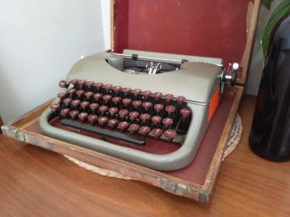 Antigua maquina de escribir con maletín portatil