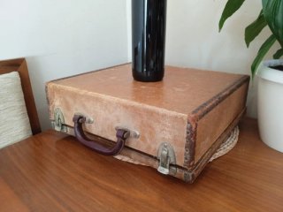 Antigua maquina de escribir con maletín portatil