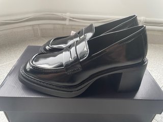 Mocasines Pull&Bear negros charol tacón Talla 36