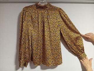 Camisa estampada cuello alto manga larga