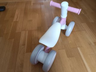 Correpasillos bebé rosa y blanco