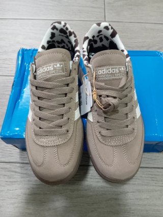 Zapatillas Adidas Spezial Marrones y Blancas