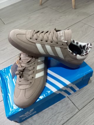 Zapatillas Adidas Spezial Marrones y Blancas