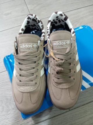 Zapatillas Adidas Spezial Marrones y Blancas