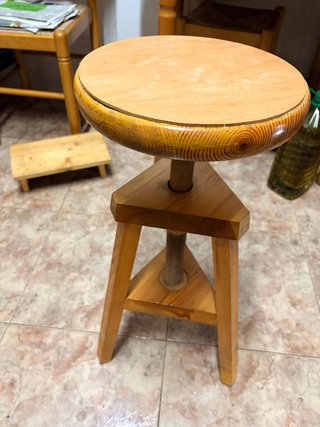 Taburete de madera regulable