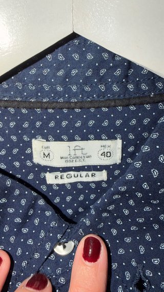 Camisa de hombre azul con estampado