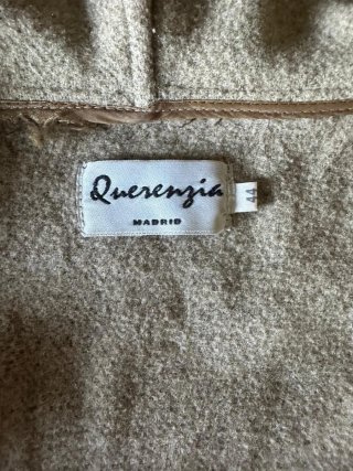 Chaqueta con capucha marrón