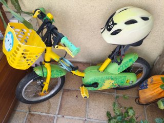 Bicicleta infantil 3-5 años con cesta y casco