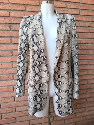Blazer Zara estampado serpiente