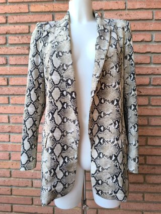 Blazer Zara estampado serpiente