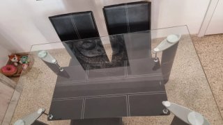 Mesa de comedor de cristal y cuero