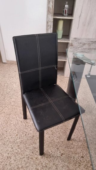Mesa de comedor de cristal y cuero