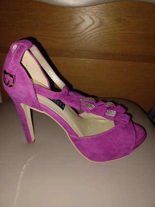 Zapatos de tacón morados con pedrería