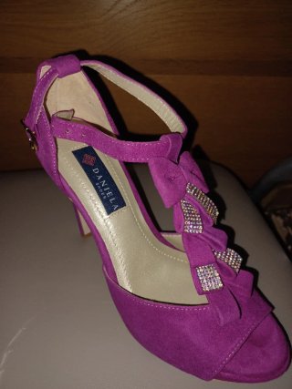 Zapatos de tacón morados con pedrería