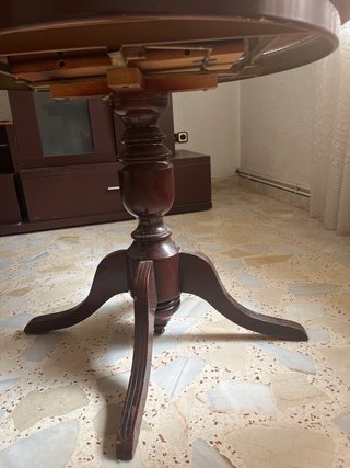 Mesa redonda de madera con tapa de cristal