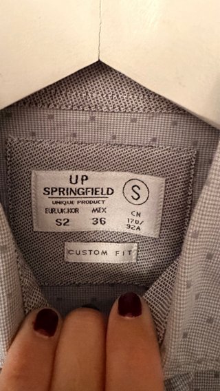 Camisa de hombre gris con puntos