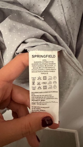 Camisa de hombre gris con puntos
