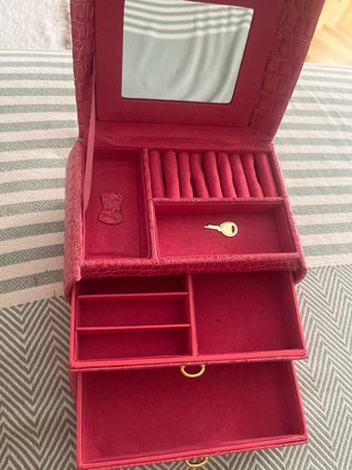 Joyero rojo con espejo y llave dorada