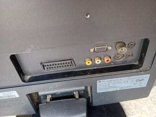 Monitor LG Flatron con cables y mando