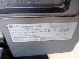 Monitor LG Flatron con cables y mando