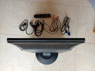 Monitor LG Flatron con cables y mando