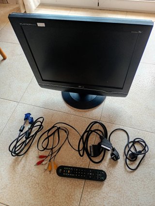 Monitor LG Flatron con cables y mando