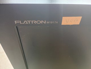 Monitor LG Flatron con cables y mando