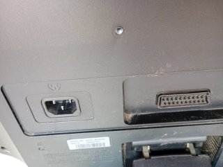 Monitor LG Flatron con cables y mando