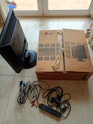 Monitor LG Flatron con cables y mando