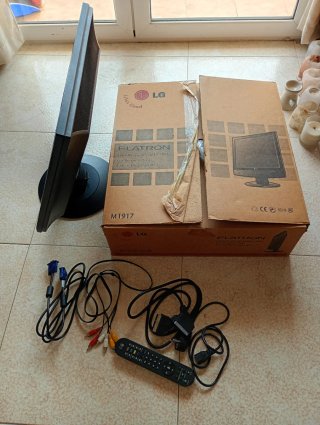 Monitor LG Flatron con cables y mando