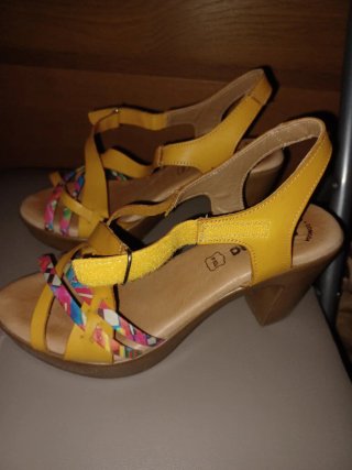Sandalias de tacón mujer, 6 euros cada par.