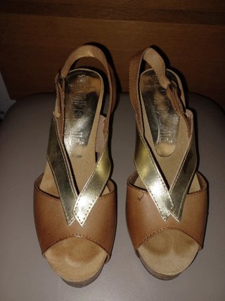 Sandalias de tacón mujer, 6 euros cada par.