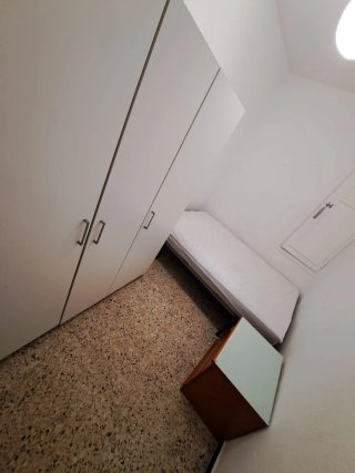 Alquila habitación para chica sola en navas..350