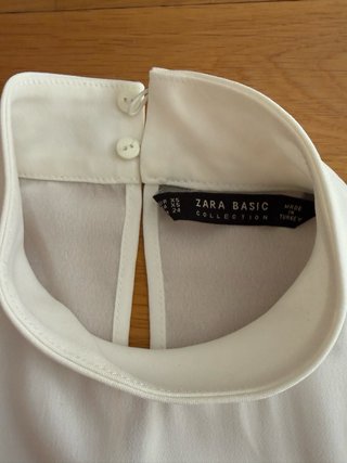 Blusa Zara blanca cuello alto botones dorados