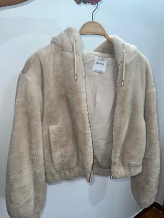 Chaqueta beige peluda con capucha