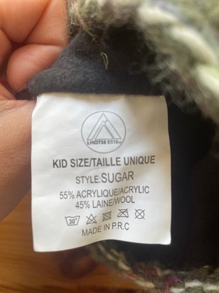 Gorro tejido con pompón