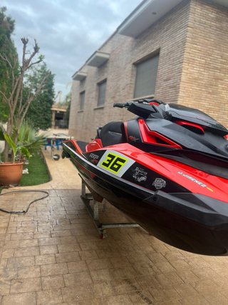 Moto de agua Sea-Doo RXP-X 300 Roja y Negra