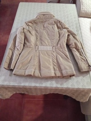 Chaquetón beige con cinturón