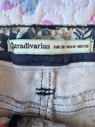 Shorts Stradivarius vaqueros florales modernos
