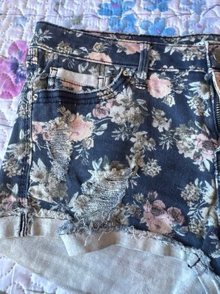 Shorts Stradivarius vaqueros florales modernos