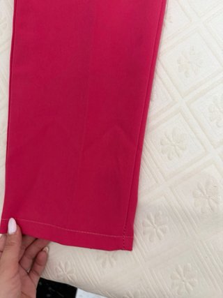 Pantalones fucsia talla S con botones dorados