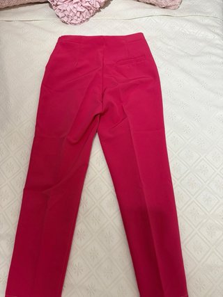 Pantalones fucsia talla S con botones dorados