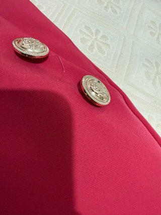 Pantalones fucsia talla S con botones dorados