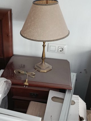 2 Mesitas de Noche + Lámparas
