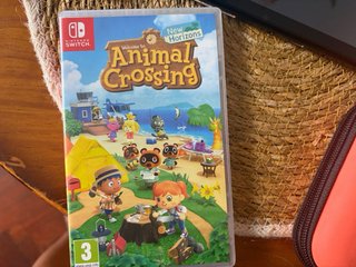 Nintendo Switch + Animal Crossing + Funda + Caja