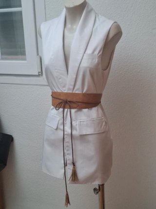 Chaleco blanco con cinturón marrón