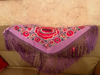 Manton bordado flores morado y rojo