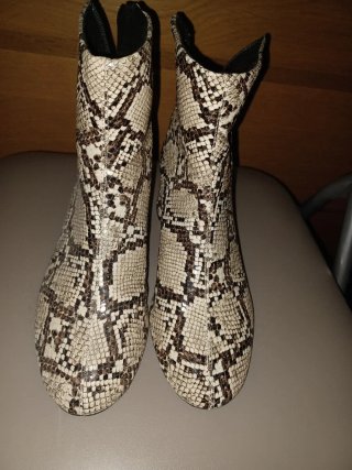 Botines de tacón con estampado de serpiente