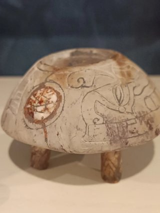 UFO in pietra con inserti in pietra diaspro