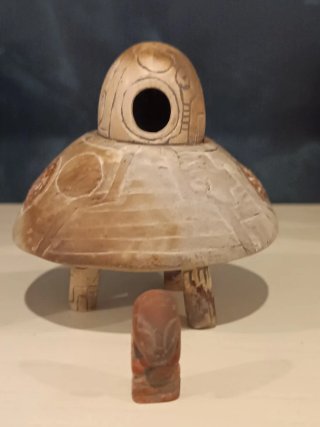 UFO in pietra con inserti in pietra diaspro